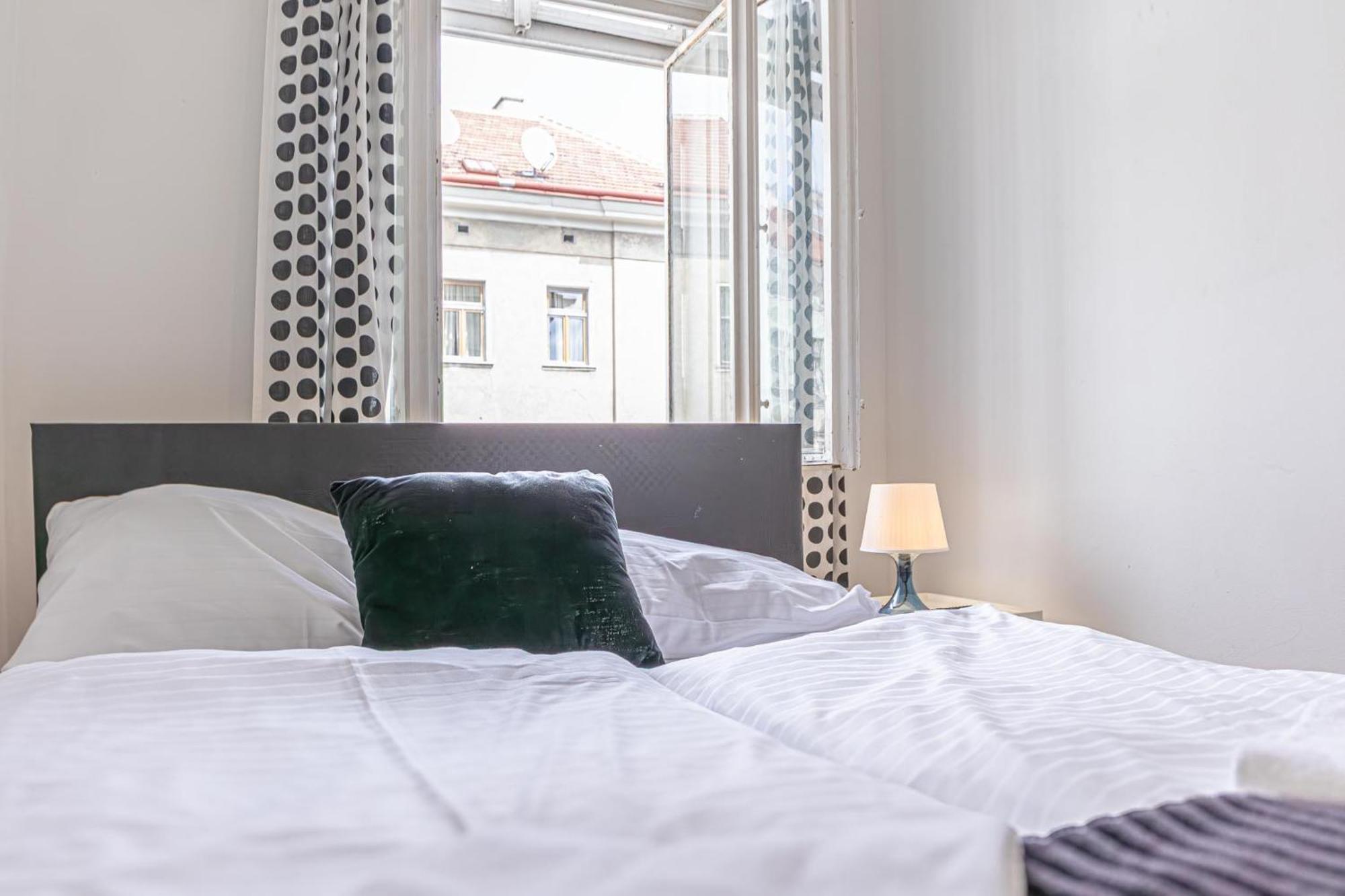 Sweet 3br Shared Near Wiener Stadthalle & Apartment