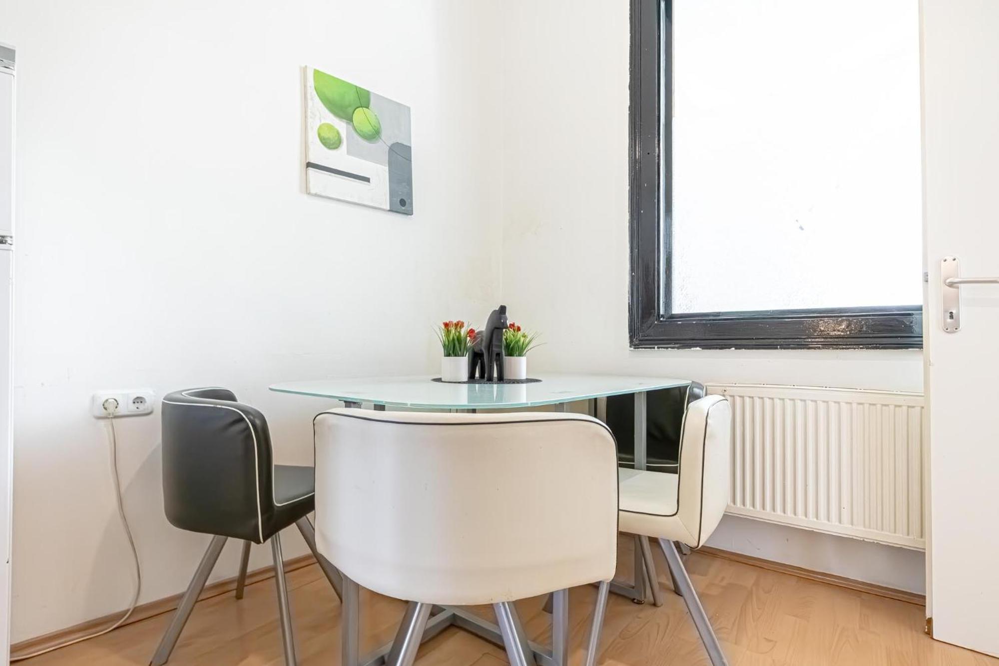 Sweet 3br Shared Near Wiener Stadthalle & Apartment *