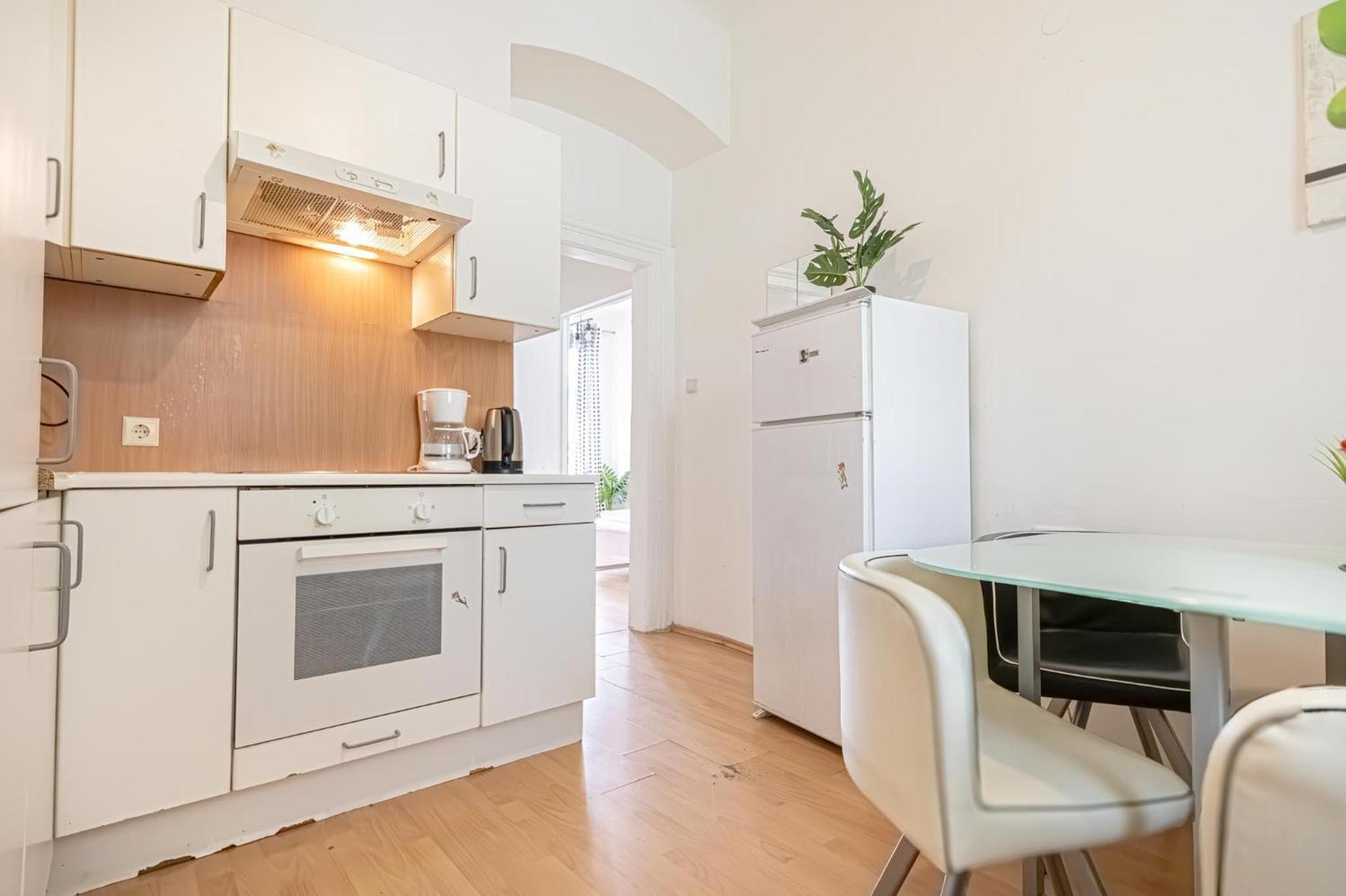 Sweet 3br Shared Near Wiener Stadthalle & Apartment Vienna